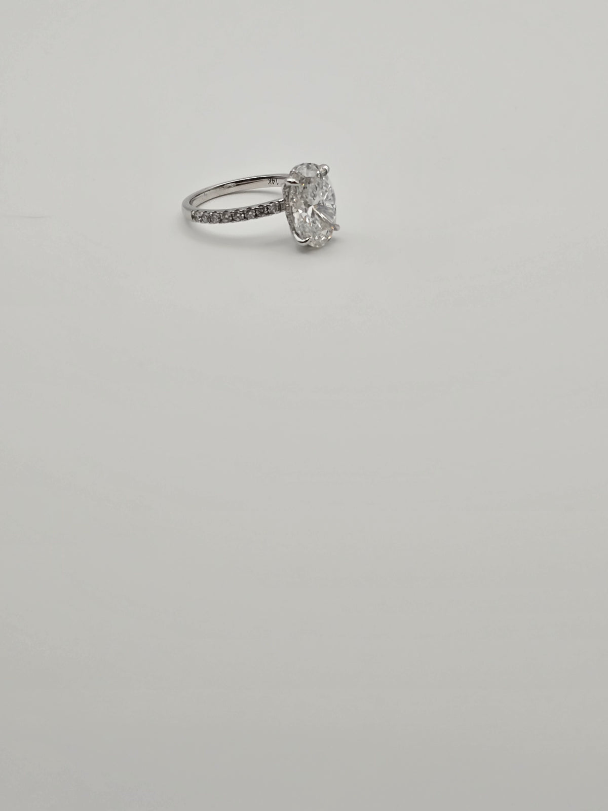 Oval engagement ring