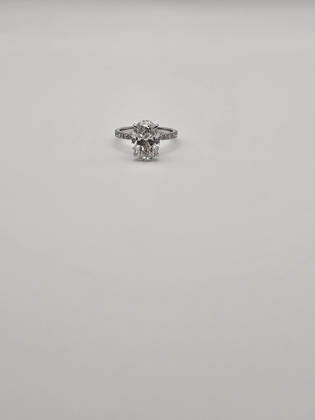 Oval engagement ring