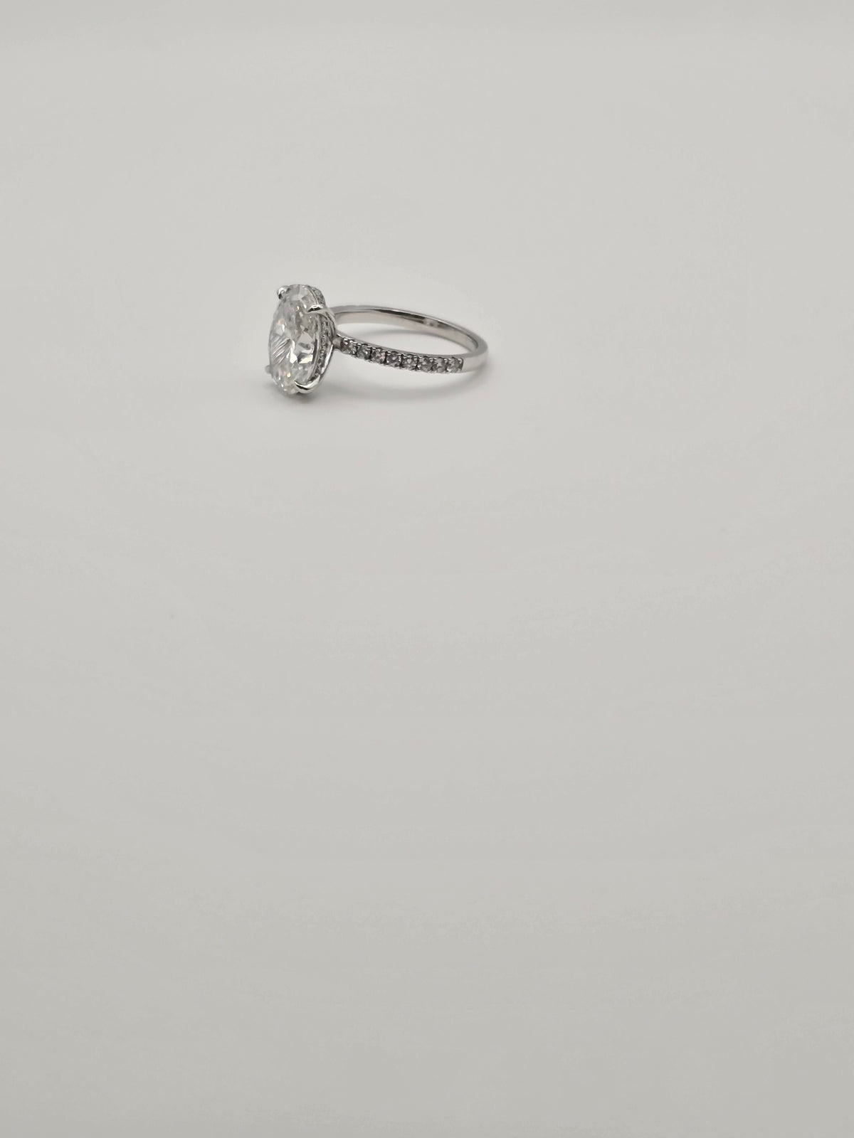 Oval engagement ring